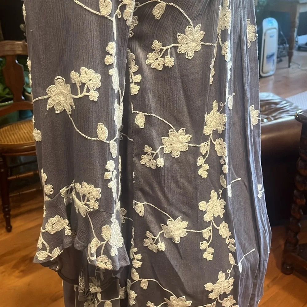 Altar'd State Dress Gray Floral Embroidered Boho Bell Sleeve Womens Size M - Picture 3 of 4
